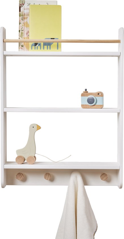 Witte wandplank met drie planken, houten staaf, boeken, houten speelgoed eend en handdoek.