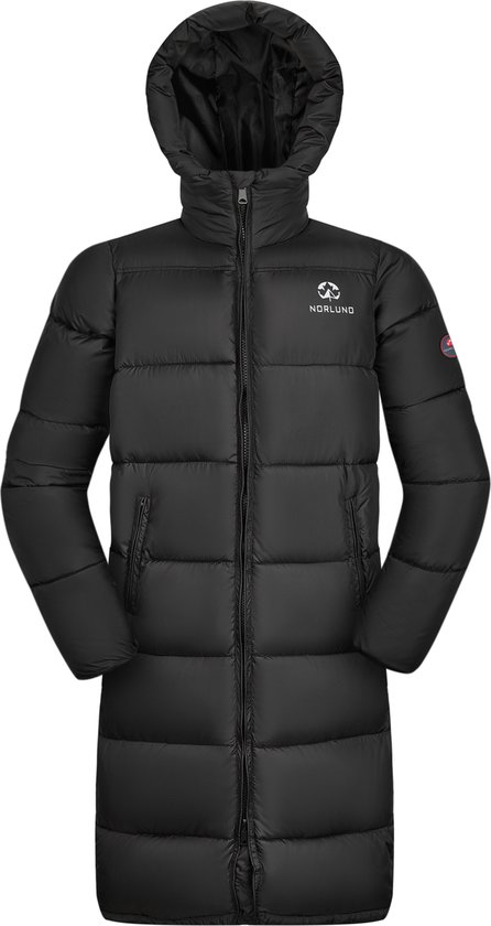 Zwarte lange winterjas met capuchon en NORLUND logo op de borst.