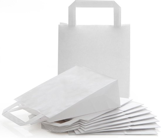 Pile de sacs-cadeaux blancs en papier avec poignées plates, fond blanc.