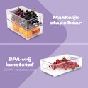 Twee transparante, stapelbare opbergbakken, gevuld met druiven en sinaasappels.