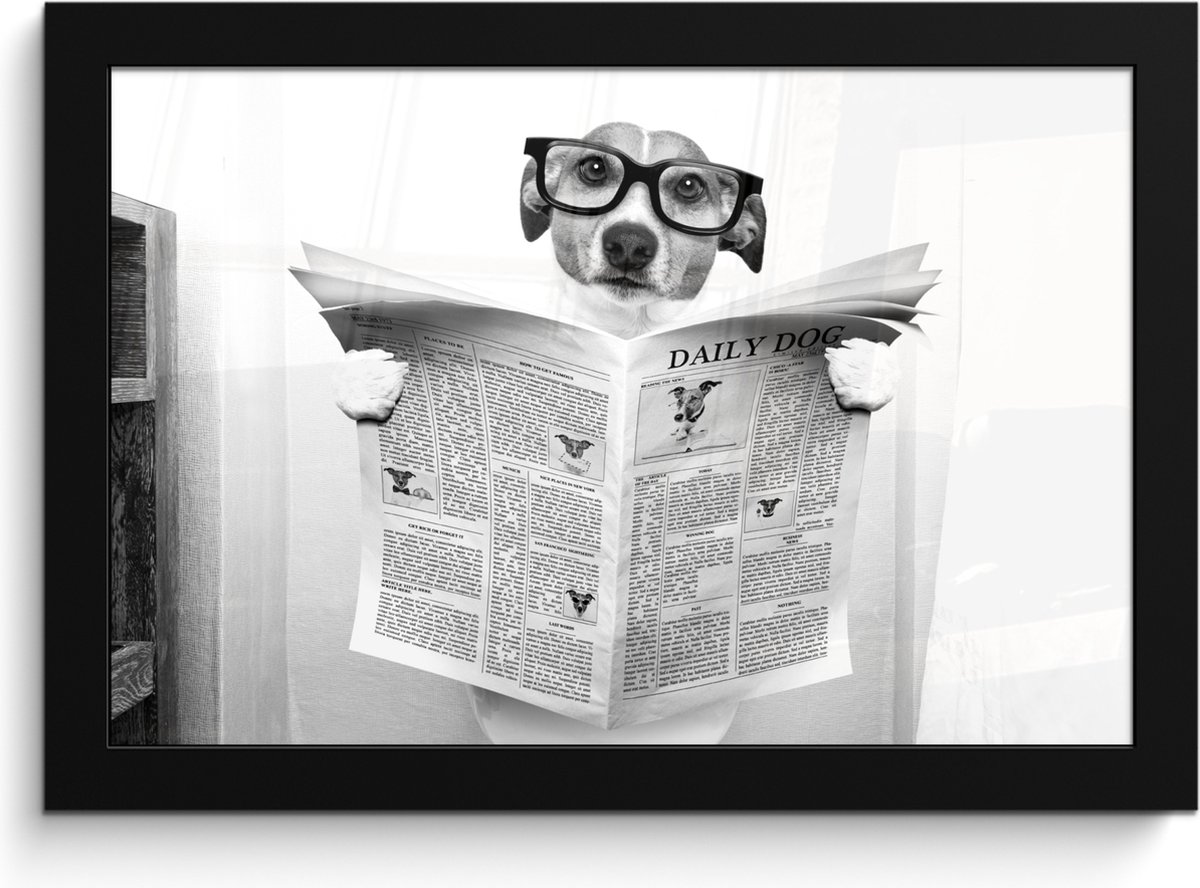 FrameYourWall Poster in lijst - Fotolijst 30x20 cm - Posters - Hond - Krant - Toilet - Zwart wit - Dieren - Posterlijst zwart - Wanddecoratie badkamer - Muurdecoratie WC - Decoratieve accessoires - Toilet muur decoratie Hond - WC