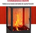 Zwarte staal tuinkachel met brandende haard en vonkenscherm, met rode achtergrond.