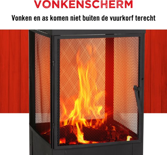 Zwarte staal tuinkachel met brandende haard en vonkenscherm, met rode achtergrond.