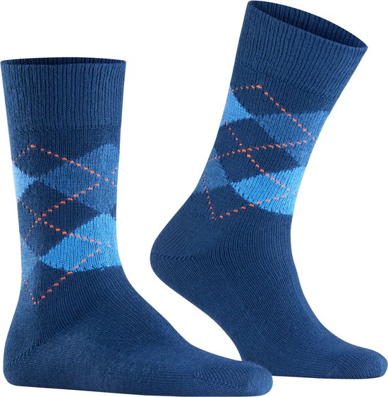 Twee donkerblauwe sokken met een ruitpatroon in verschillende blauwtinten en oranje stiksels.