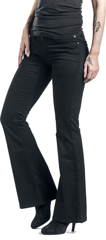 Zwarte flared jeans met een slanke pasvorm, gedragen door een model met tatoeages.