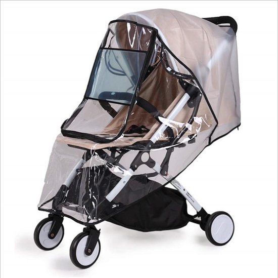 Beige kinderwagen met doorzichtige regenhoes, zilverkleurig frame en zwarte mand.
