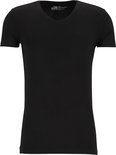 Zwarte t-shirt met v-hals, korte mouwen en neklabel.
