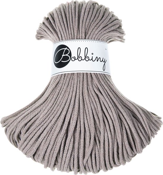 Grijze Bobbiny Junior 3mm koord met een papieren label.