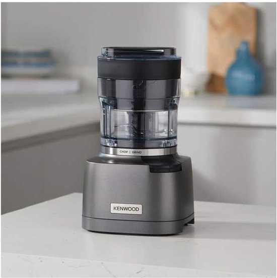 Grijze Kenwood chopper op een aanrecht.