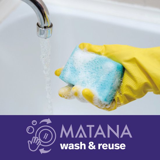 Gele handschoen met een blauwe spons onder een kraan met stromend water.