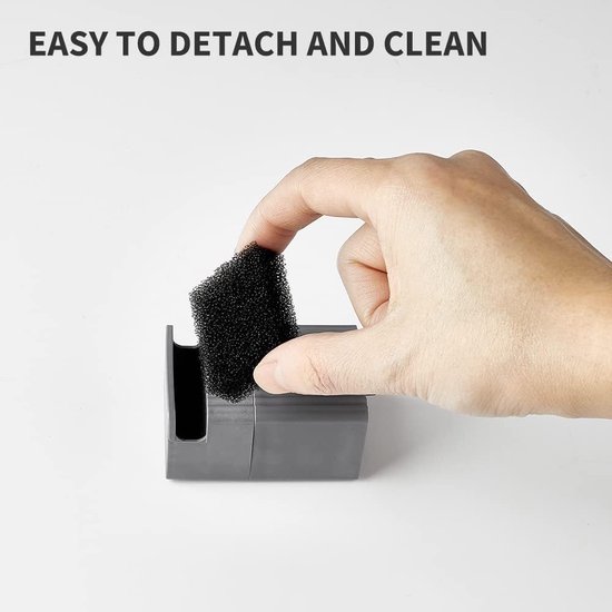 Hand verwijdert zwarte sponsfilter uit grijze houder. Tekst: EASY TO DETACH AND CLEAN.