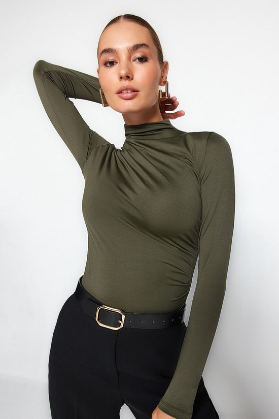 Trendyol Bruine, Gedetailleerde, Elastische Gebreide Bodysuit Met Hoge Hals En Drukknopen Twoaw24Bd00014