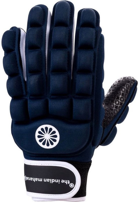 Donkerblauwe sporthandschoen met witte details en logo. Zwarte beschermende kussentjes op de vingers en handpalm. Zwarte polsband met witte tekst.