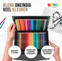 Twee handen houden een open zwarte doos met 72 Joya Creative kleurpotloden in regenboogvolgorde.