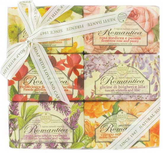 Een geschenkverpakking van zes Nesti Dante Romantica-zepen met elk een gedetailleerde bloemenillustratie en witte linten.