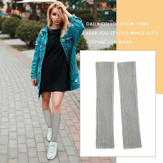 Model met spijkerjasje en jurkje draagt grijze beenwarmers tot de knie, met witte sneakers. Dagelijks mode item.