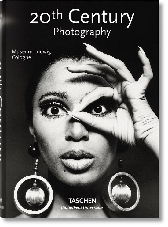 Boekomslag '20th Century Photography' met een zwart-witfoto van een vrouw die met haar vinger een oog bedekt. Museum Ludwig Cologne. TASCHEN Bibliotheca Universalis.