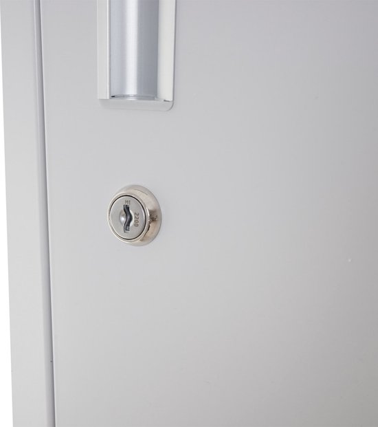 Grijze metalen locker met sleutelgat en handvat.
