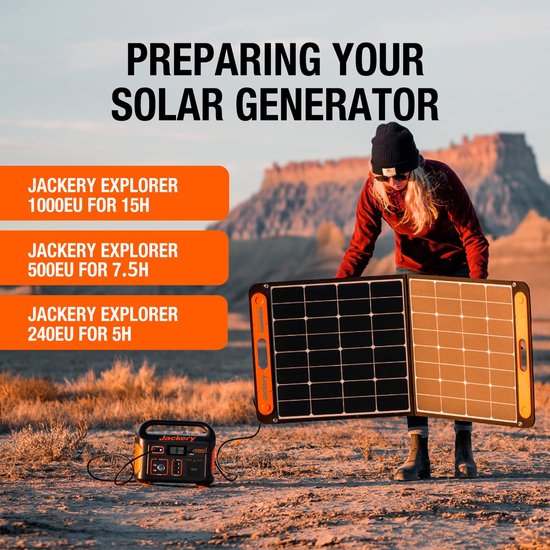 Een vrouw met een muts en zonnebril draagt een Jackery Explorer 1000EU en een opvouwbaar zonnepaneel in een droog, rotsachtig landschap.