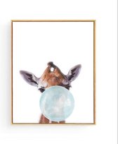 Postercity - Design Canvas Poster Baby Giraffe  Blauwe Kauwgom / Kinderkamer / Dieren Poster / Babykamer - Kinderposter / Babyshower Cadeau / Muurdecoratie / 50 x 40cm