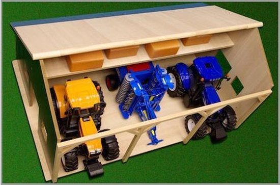 Houten landbouwloods met een gele tractor, blauwe landbouwmachine en blauwe tractor.