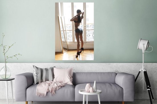 Femme en lingerie se tient devant le miroir dans une chambre d'hôtel poster  120x180 cm... | bol.com