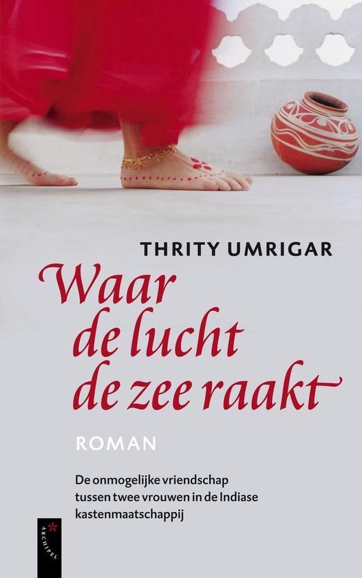 Rode kleding, voeten met henna en enkelband. Potten en tekst. Titel: Waar de lucht de zee raakt.