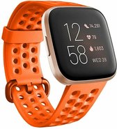 geschikt voor Fitbit Versa siliconen bandje met gaatjes - Oranje - Maat L