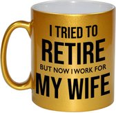 I tried to retire but now I work for my wife koffiemok / theebeker - 330 ml - goudkleurig - kantoorhumor / VUT / pensioen - grappige cadeau mok / beker voor collega