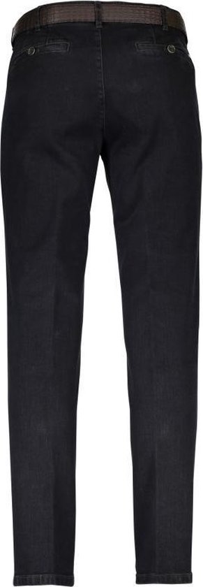 Achterkant van een donkerblauwe jeans met riem met krokodillenprint en twee achterzakken.
