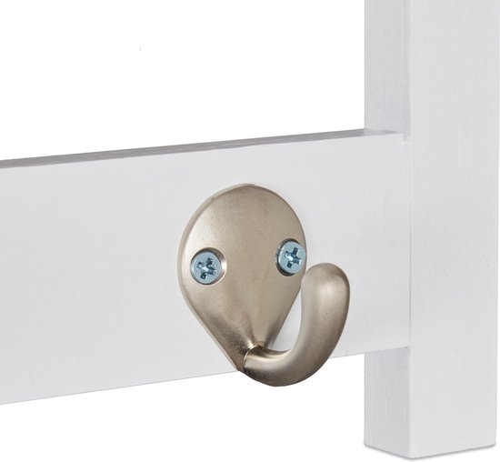 Detail van een metalen haak aan een witte kapstok.
