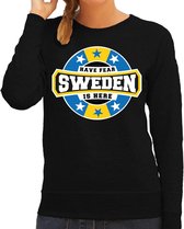 Have fear Sweden is here sweater met sterren embleem in de kleuren van de Zweedse vlag - zwart - dames - Zweden supporter / Zweeds elftal fan trui / EK / WK / kleding M