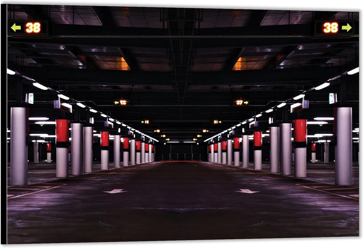 Dibond –Parkeergarage met rode Palen– 120x80 Foto op Aluminium (Met Ophang)