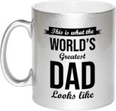 This is what the worlds greatest dad looks like cadeau koffiemok / theebeker - zilverkleurig - 330 ml - Vaderdag - verjaardag / bedankje / cadeau - tekst mokken