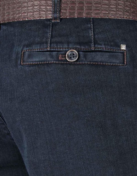 Donkerblauwe jeans met bruine stiksels, een knoop op de achterzak en een riem met krokodillenprint.