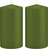 2x Olijfgroene cilinderkaarsen/stompkaarsen 8 x 15 cm 69 branduren - Geurloze kaarsen olijf groen - Woondecoraties