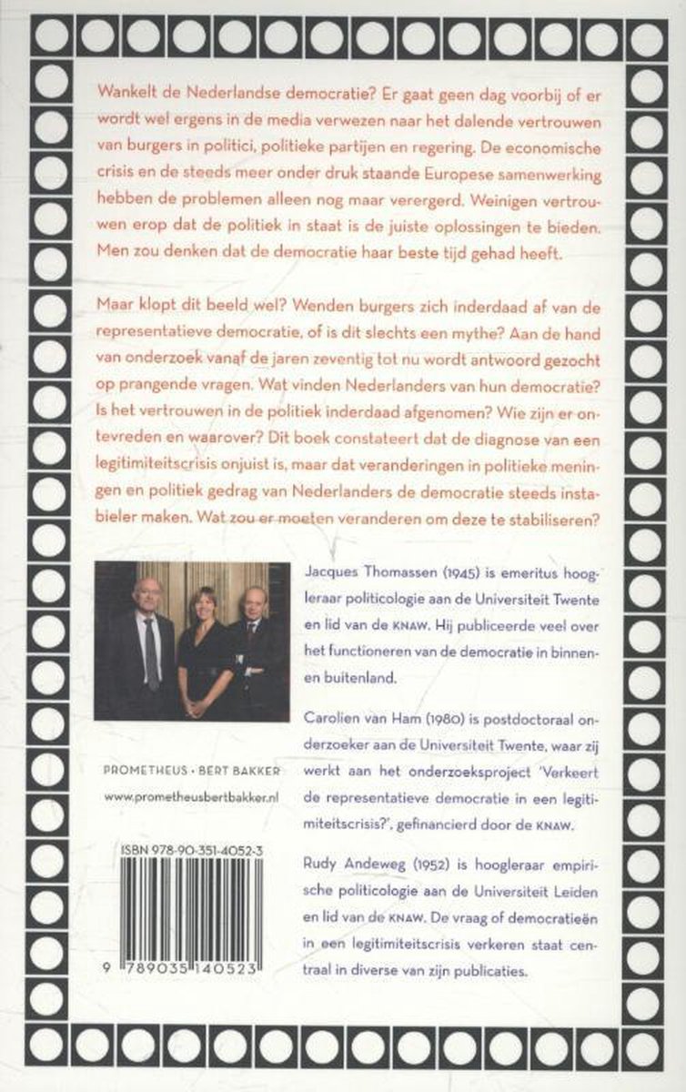 Achterkant boek met tekst en drie foto's van de auteurs. Zwart-wit ruitpatroon met witte cirkels aan de zijkanten. ISBN 978-90-351-4052-3.