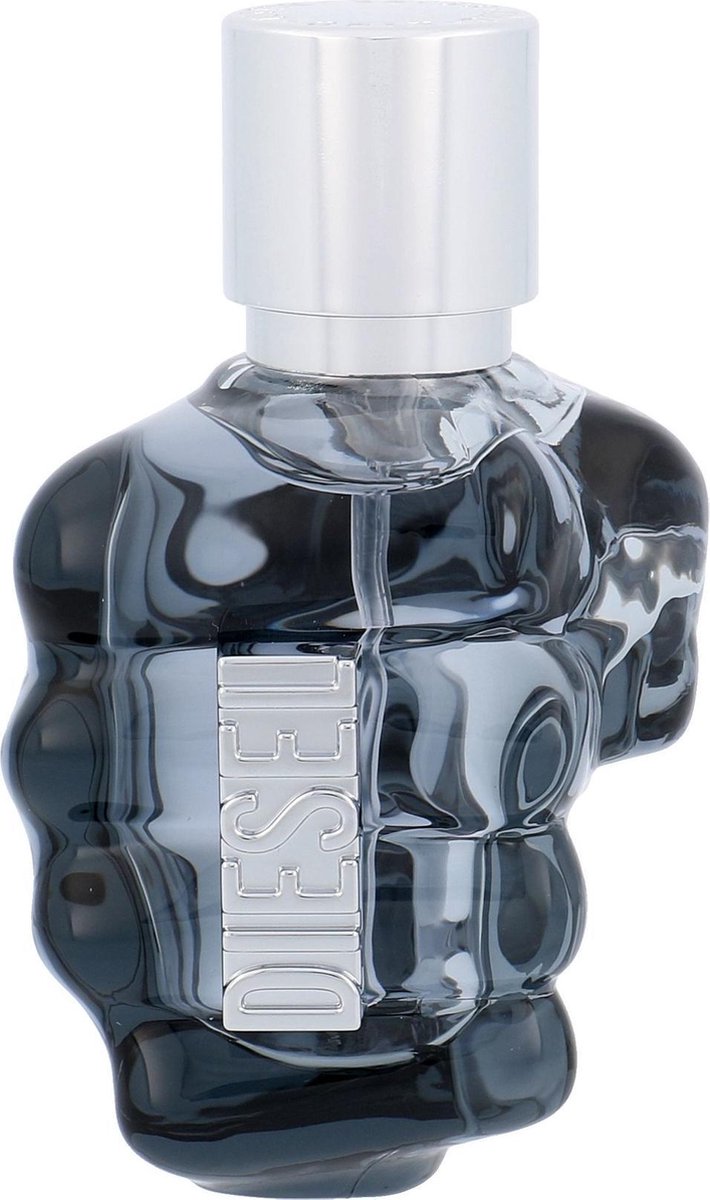 Blauwe parfumfles in de vorm van een vuist naast de witte verpakking met 'DIESEL ONLY THE BRAVE'.