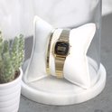 Goudkleurig Casio dameshorloge met digitaal display, naast een armband.