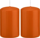 2x Oranje cilinderkaarsen/stompkaarsen 5 x 8 cm 18 branduren - Geurloze kaarsen oranje - Woondecoraties
