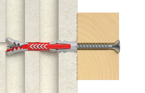 Illustratie van een fischer plug met rode en grijze delen, gemonteerd in een muur met een schroef.