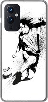 Geschikt voor OnePlus 9 hoesje - Een illustratie van een persoon die een voetbal richting doel schiet - Jongens - Jongetje - Kind - Siliconen Telefoonhoesje