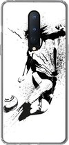 Geschikt voor OnePlus 8 hoesje - Een illustratie van een persoon die een voetbal richting doel schiet - Jongens - Jongetje - Kind - Siliconen Telefoonhoesje