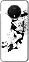 Geschikt voor OnePlus 7T hoesje - Een illustratie van een persoon die een voetbal richting doel schiet - Jongens - Jongetje - Kind - Siliconen Telefoonhoesje