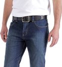 Bovenlichaam van een man in een donker denim spijkerbroek met zwarte riem.