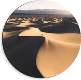 WallClassics - Dibond Muurcirkel - Heuvels in Zachte Woestijn - 40x40 cm Foto op Aluminium Muurcirkel (met ophangsysteem)