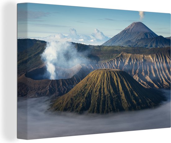 Canvas Schilderij Een Indonesische vulkaan - 90x60 cm - Wanddecoratie