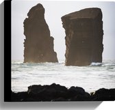 WallClassics - Canvas  - Grote Rotsen in Water - 30x30 cm Foto op Canvas Schilderij (Wanddecoratie op Canvas)