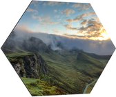 WallClassics - Dibond Hexagon - Zon en Mist boven Bergen - 70x60.9 cm Foto op Hexagon (Met Ophangsysteem)