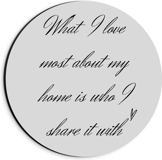 WallClassics - Dibond Muurcirkel - Tekst: ''What I Love Most About My Home Is Who I Share It With'' Lichtgrijs  - 20x20 cm Foto op Aluminium Muurcirkel (met ophangsysteem)